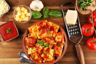 Domates soslu ve fesleğenli Ravioli. Akşam yemeği için ev yapımı İtalyan mantısı.