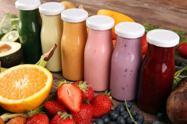 Sebzelerden, yeşilliklerden, meyvelerden ve meyvelerden gelen çok renkli meyve suları, sağlıklı besin kaynakları. Detoks ve diyet, temiz yemek, sağlıklı yaşam tarzı konsepti