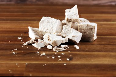 Kuru maya parçalandı ve hamur işi için maya küpü bloğu.