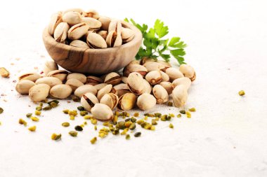 Fıstık, kavrulmuş fıstık tohumları kabuklu ve kabuklu. Yeşil, kurutulmuş çerez meyveleri, bütün ve doğranmış.. 