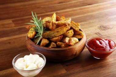 Köy arka planında taze kekik ile kızartılmış patatesli fırın.