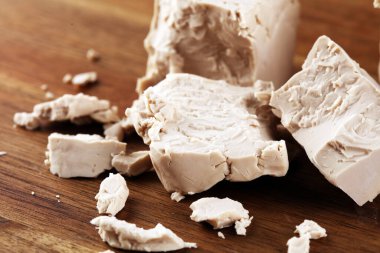 Kuru maya parçalandı ve hamur işi için maya küpü bloğu.