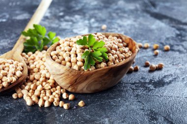 Bir kasede çiğ nohut. Nohut besleyici bir yemektir. Sağlıklı ve doğal vejetaryen yemekleri.