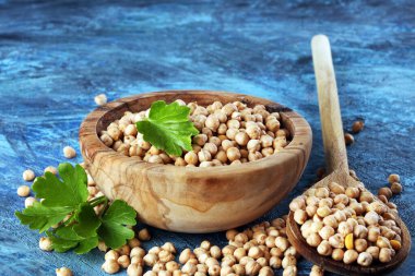 Çiğ nohut. Nohut besleyici bir yemektir. Sağlıklı ve doğal vejetaryen yemekleri.