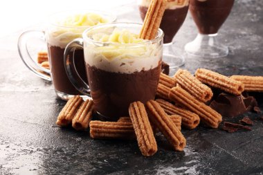 Geleneksel İspanyol tatlısı, şekerli ve çikolatalı..