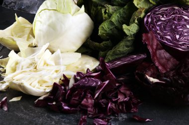 Üç taze organik lahana kafası. Antioksidan dengeli diyet kırmızı lahana, beyaz lahana ve taze savoy ile yemek