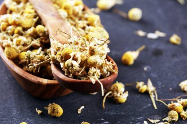 Kırsal yüzeyde kurumuş papatya yığını var. Sağlıklı beslenme, bitkisellik ve papatya çayı ile alternatif tıp