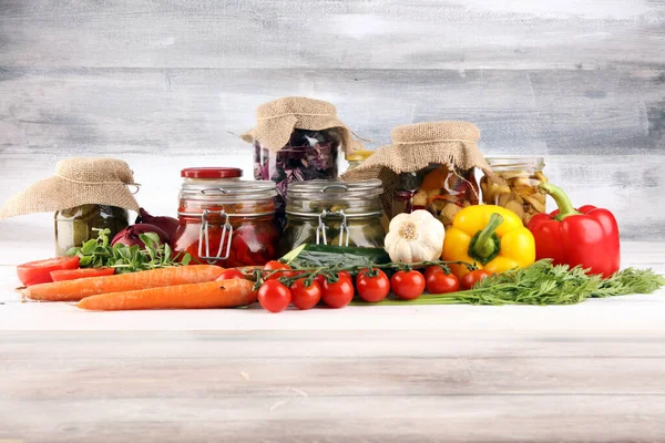 Megőrzi Zöldségeket Üvegedényekben Uborka Sárgarépa Erjesztett Káposzta Hagyma Rusztikus Asztalon — Stock Fotó