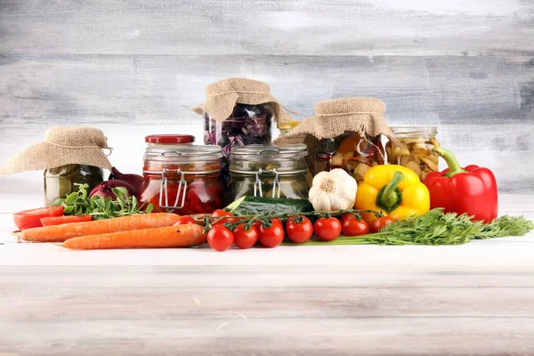 Bewaart Groenten Glazen Potten Gepekelde Komkommer Wortel Gefermenteerde Kool Uien — Stockfoto