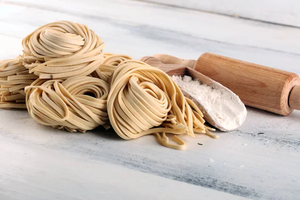 用生鲜的自制面食包起来 新鲜意大利传统生面食 — 图库照片