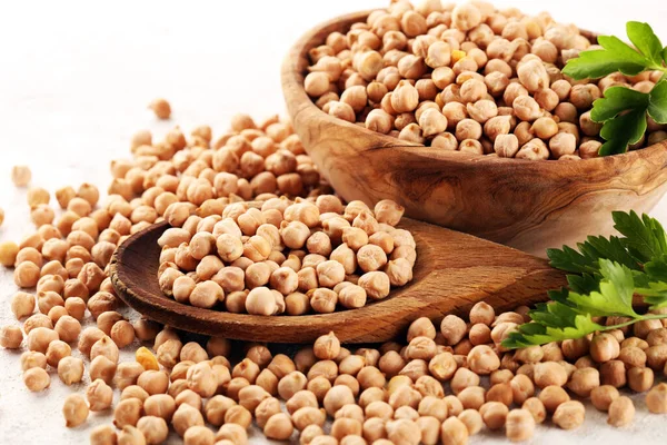 生のひよこ豆をボウルに入れ ひよこ豆は栄養価の高い食品です 健康的で自然なベジタリアンフード — ストック写真