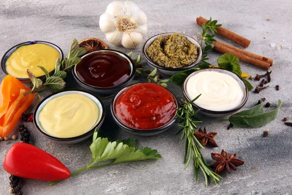 Szószok Válogatás Különféle Szószok Készlete Ketchuppal Majonézzel Pestóval Mustárral Töltött — Stock Fotó