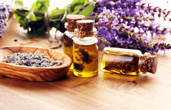 Lavendelkräuteröl Und Lavendelblüten Flasche Lavendelöl Für Die Aromatherapie — Stockfoto
