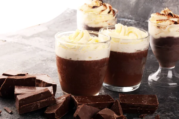 ココアとホイップクリームとホットチョコレート 甘いチョコレートドリンク — ストック写真