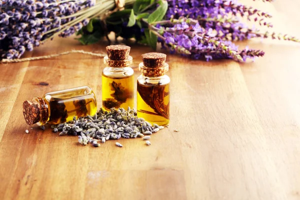 Olio Alle Erbe Lavanda Fiori Lavanda Bottiglia Olio Massaggio Alla — Foto Stock