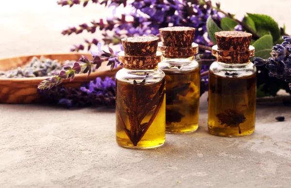 Lavendelkräuteröl Und Lavendelblüten Flasche Lavendelöl Für Die Aromatherapie — Stockfoto