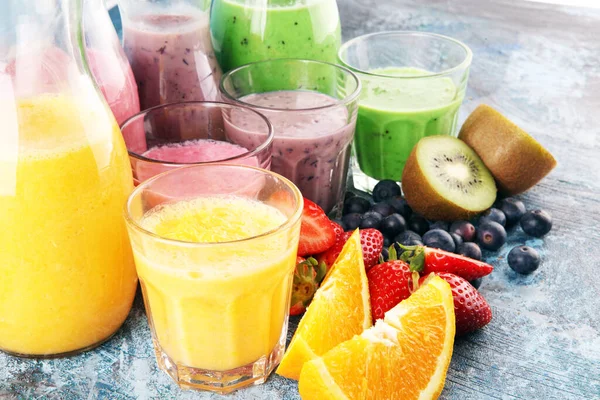 Gyümölcsturmixok Választéka Üvegpalackokban Friss Bio Smoothie Hozzávalók Smoothies Egészségügyi Vagy — Stock Fotó