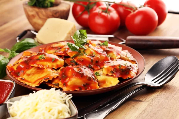トマトソースとバジルのラビオリ 夕食のための自家製イタリアのラビオリ — ストック写真
