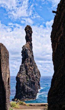 Deniz üzerinde bir uçurum ve bulutlu bir gökyüzü