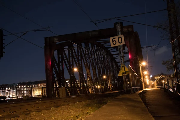 สะพานรถไฟตอนกลางคืน . — ภาพถ่ายสต็อก