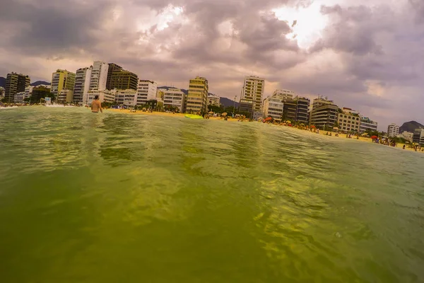 Playa Arena Hilera Edificios Hoteleros Costeros Contra Cielo Nublado Visto — Foto de Stock