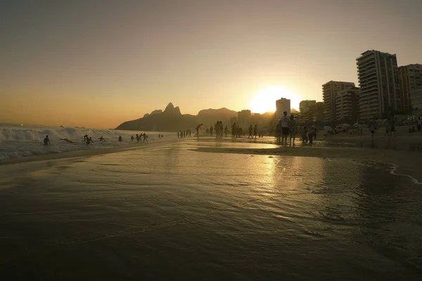 Panoramisch Uitzicht Het Zand Strand Met Mensen Wandelen Langs Avondschemering — Stockfoto
