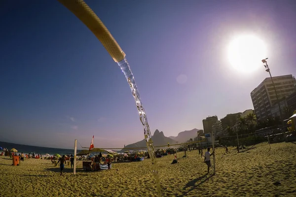 Mangueira Rega Culturas Derramando Água Sobre Cena Praia Tropical — Fotografia de Stock