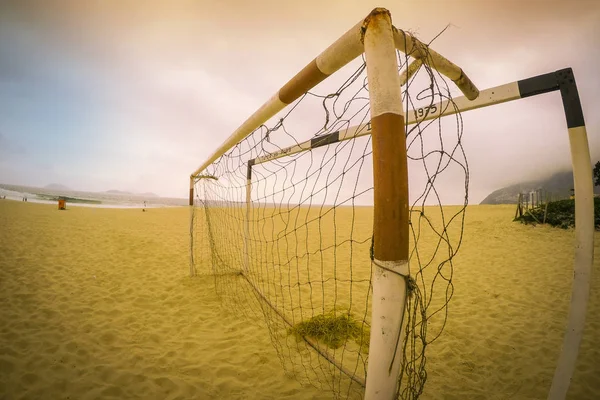 Boş Kum Plajı Nda Eski Net Goalposts Görünümünü Kapat — Stok fotoğraf