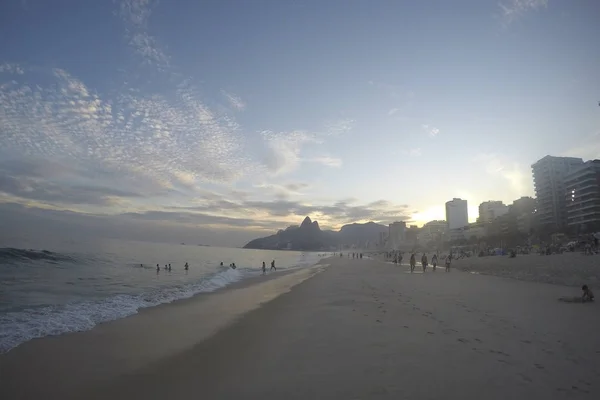 ブラジル ジャネイロ イパネマ ビーチ 2018 明るい Cloudscape で夕暮れの海砂で歩く人 — ストック写真