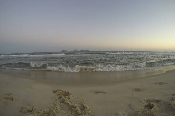 Seascape Fale Surfingu Piasek Plaży Odciski Stóp — Zdjęcie stockowe