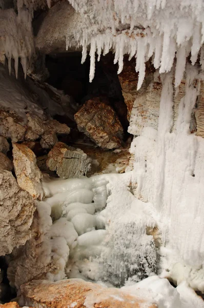 Eingang der Höhle mit gefrorenem Wasserfall — Stockfoto