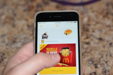 London Ontario Kanada - 01 Şubat 2018. Mcdonalds app iphone üzerinde düzenleme fotoğraf. McDonalds şimdi mobil sipariş işlerini geliştirmek için sunuyor. Mobil teknoloji büyük bir parçası olacak