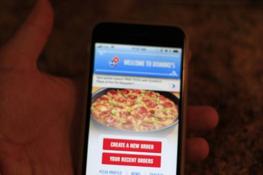 London Ontario Kanada, 01 Şubat 2018, editoryal fotoğraf app bir erkek elinde sipariş dominos pizza. Yolu ile hareket eden pizza siparişi daha yaygın hale geliyor. Mobil sipariş kolaylık oluşturur.