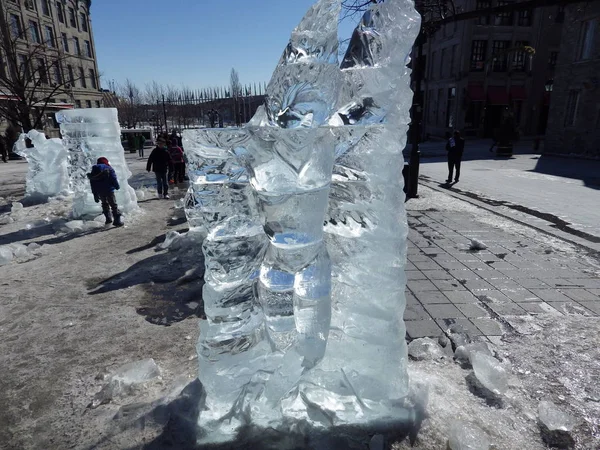 Handgeschnitzte Eisskulturen in den Straßen von Montreal. diese sind im alten montreal im Winter traditionell — Stockfoto