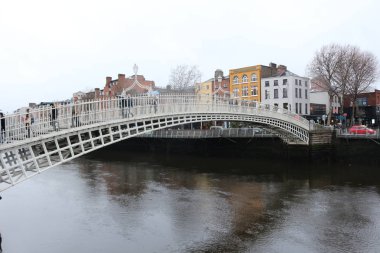 Dublin İrlanda, 18 Şubat 2018: Editör fotoğraf, yarım kuruş köprü geçiş ücreti nedeniyle Dublin en ünlü köprü geçiş için ücret