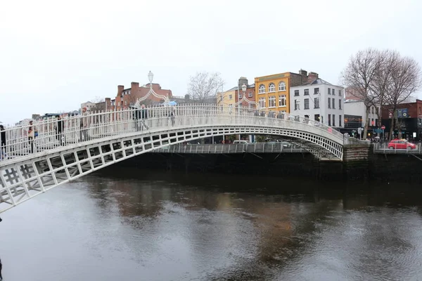 Dublin-Írország, február 18-án 2018: Szerkesztői fotó a híres híd Dublin hívott meg Half penny híd miatt az autópályadíj terhére a folyosón — Stock Fotó