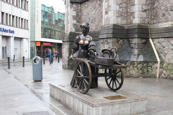 Dublin İrlanda, 18 Şubat 2018: Dublin Editör fotoğraf, Molly Malone bronz heykel
