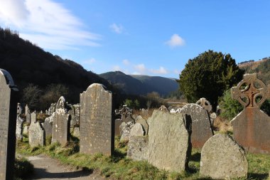 Glendalough, İrlanda - 20 Şubat 2018: Manastır sitesi Glendalough eski mezarlıkta. Glendalough Valley, Wicklow Dağları Milli Parkı, İrlanda