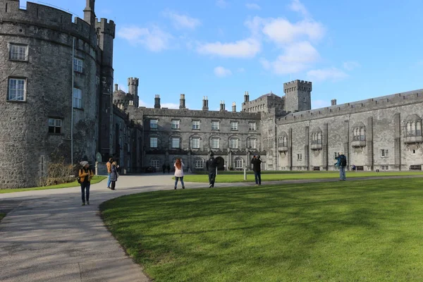 Kilkenny Castle. Történelmi mérföldkő a város Kilkenny, Írország. — Stock Fotó