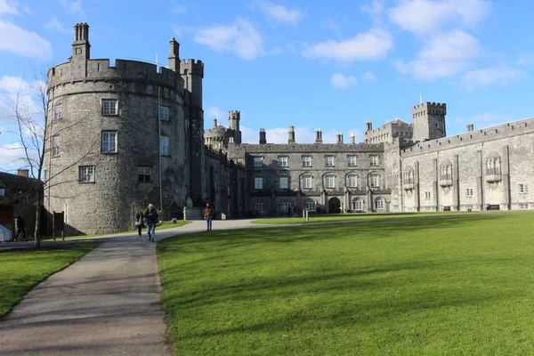 Castillo Kilkenny. Monumento histórico en la ciudad de Kilkenny en Irlanda . — Foto de Stock