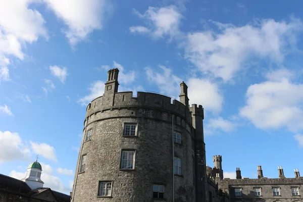 Kilkenny Castle. Történelmi mérföldkő a város Kilkenny, Írország. — Stock Fotó