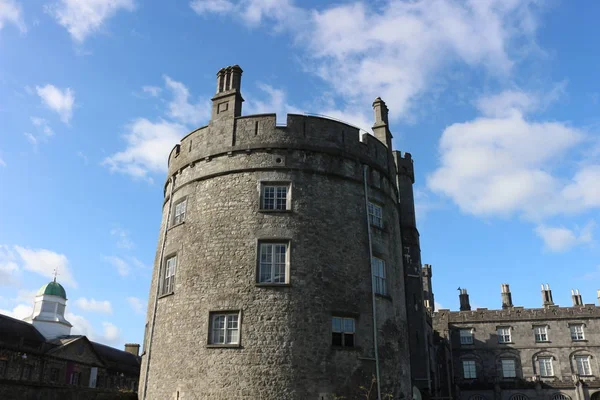 Kilkenny Castle. Történelmi mérföldkő a város Kilkenny, Írország. — Stock Fotó