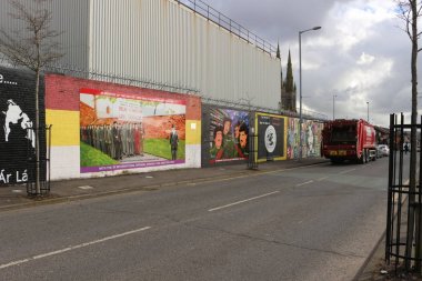 Belfast, Kuzey İrlanda - 22 Şubat 2018: Siyasi duvar resmi Belfast, Kuzey İrlanda. Falls Road, siyasi duvar resimleri için ünlüdür.