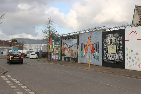 Belfast, Kuzey İrlanda - 22 Şubat 2018: Siyasi duvar resmi Belfast, Kuzey İrlanda. Falls Road, siyasi duvar resimleri için ünlüdür.