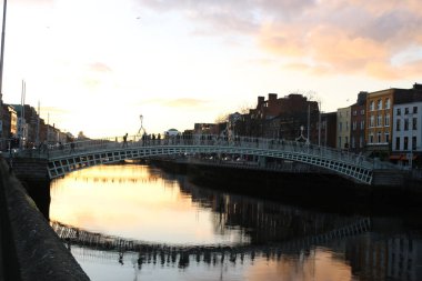 Hapenny Köprüsü ve Liffey nehir ışıkları ile Dublin gece sahnesi. İrlanda