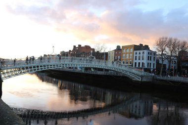 Hapenny Köprüsü ve Liffey nehir ışıkları ile Dublin gece sahnesi. İrlanda