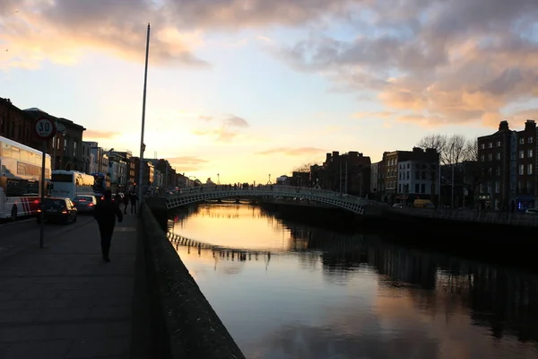 Dublin natt scen med Hapenny Bridge och Liffey River Lights. Irland — Stockfoto
