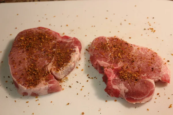 Carne cruda lista para asar, las chuletas de cerdo son una carne muy común debido a la agricultura barata de cerdos — Foto de Stock