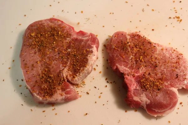 Carne cruda lista para asar, las chuletas de cerdo son una carne muy común debido a la agricultura barata de cerdos — Foto de Stock