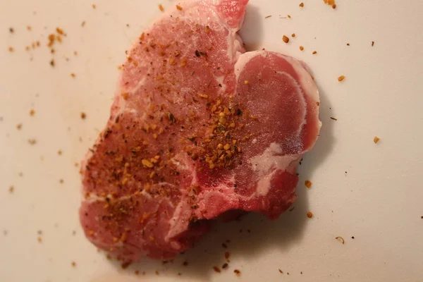 Carne crua pronta para grelhar, costeletas de porco são uma carne muito comum devido à agricultura barata de porcos — Fotografia de Stock